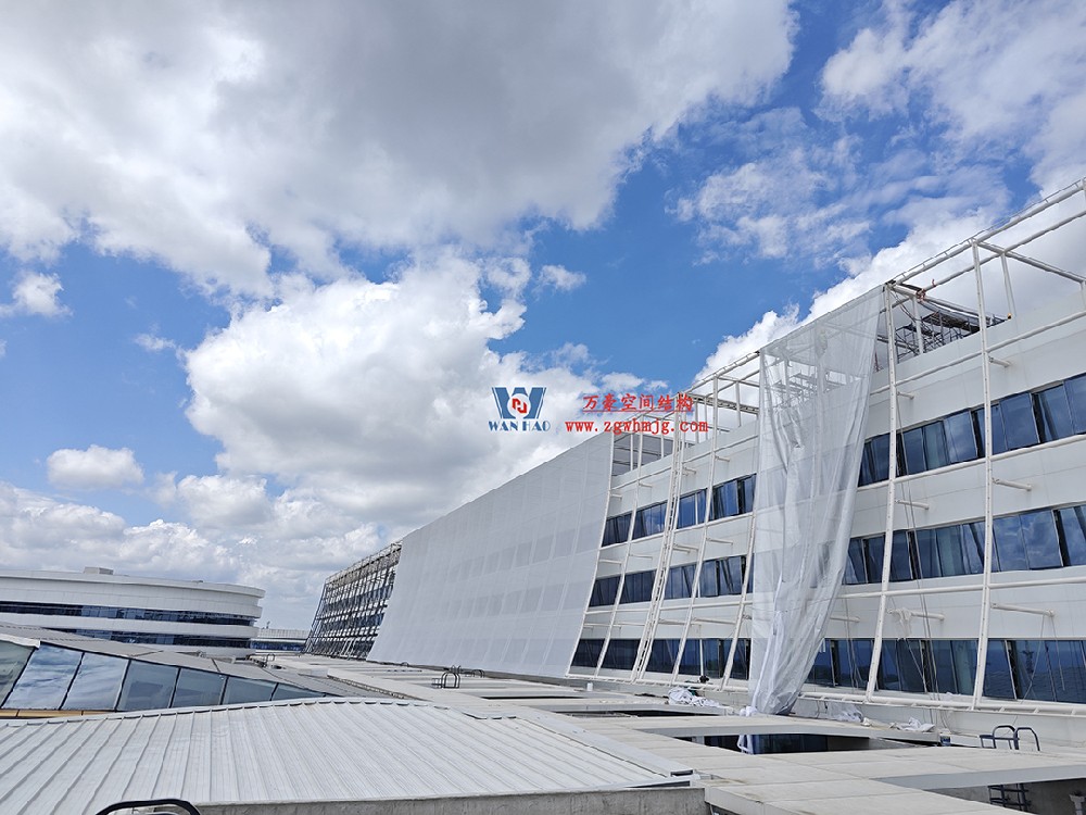 聚焦工程高質量建設，這個網格織物幕墻正在施工安裝中