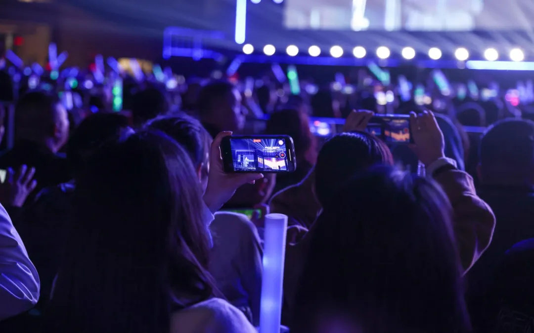 平陽體育中心群星演唱會！超萬人圍觀，現場火爆High唱！