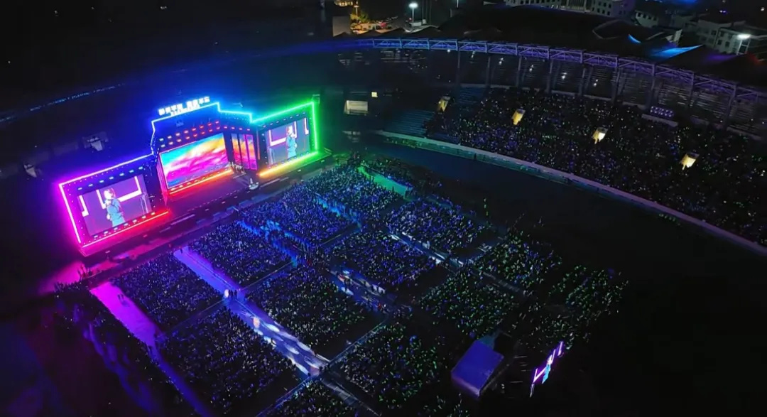 平陽體育中心群星演唱會！超萬人圍觀，現場火爆High唱！